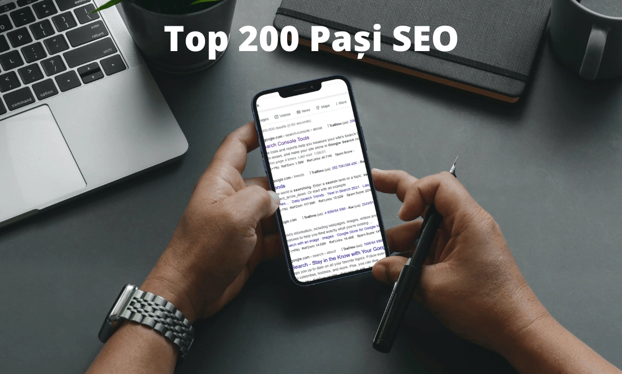 Persoană folosind un telefon lângă un laptop, cu titlul Top 200 Pași SEO